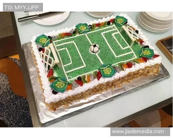 足球明星亲手制作创意蛋糕视频分享美味与快乐的完美结合