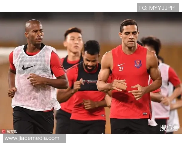 重庆足球队在大师赛中的灵活性表现分析与战术探讨